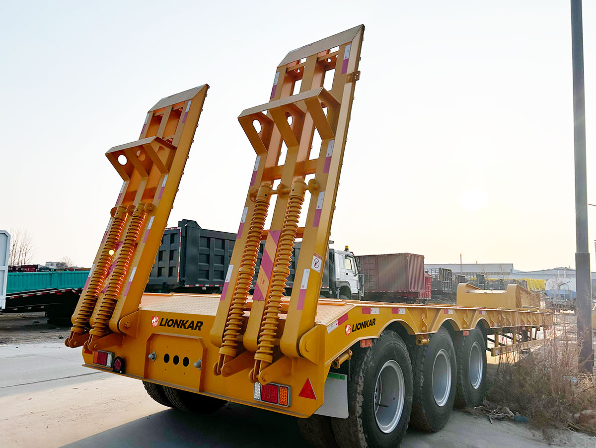 Semi-remorque Gooseneck Lowboy de 80 Tonnes à vendre en Ouganda